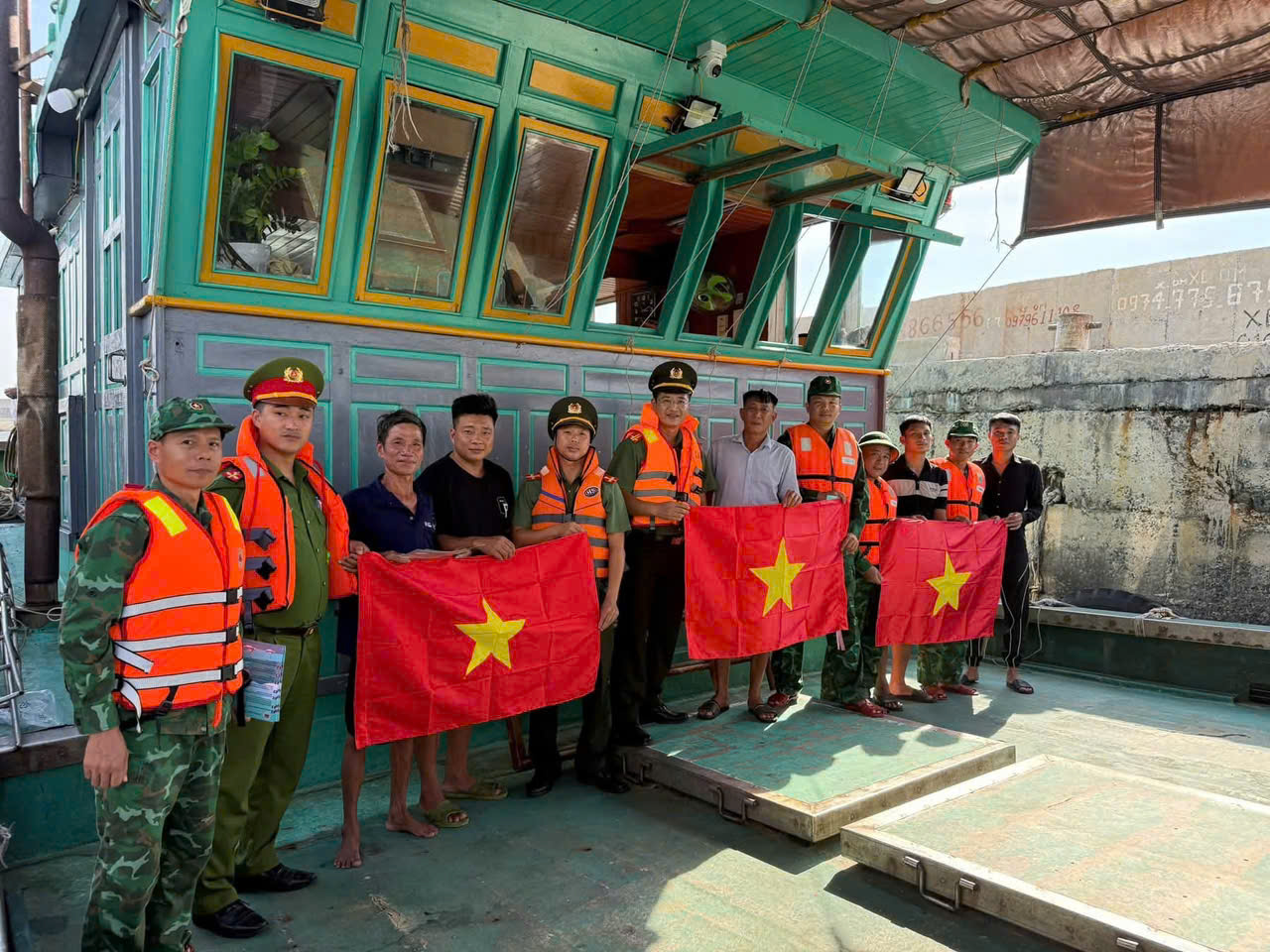Công an đặc khu Bạch Long Vĩ tuyên truyền pháp luật và trao tặng cờ Tổ quốc cho ngư dân nhân dịp Quốc khánh 2/9